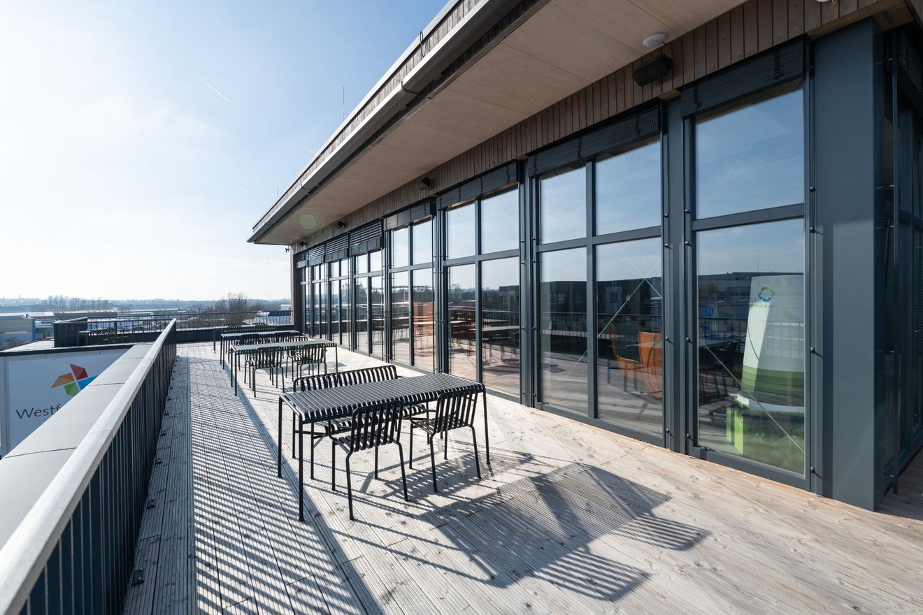 Westfalenwind_Terrasse_Tische