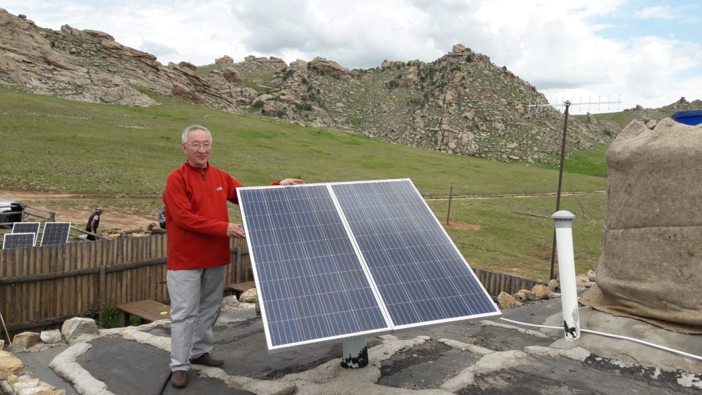 Prof. Enebish Namjil, mongolischer Projektkoordinator, beim Aufbau einer neuen PV-Anlage. Foto: Sven Jona, Axiotherm GmbH